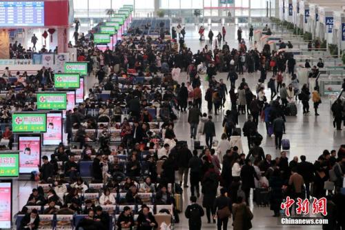 12月25日，西安北車站內(nèi)人頭攢動。<a target='_blank' ><p  align=