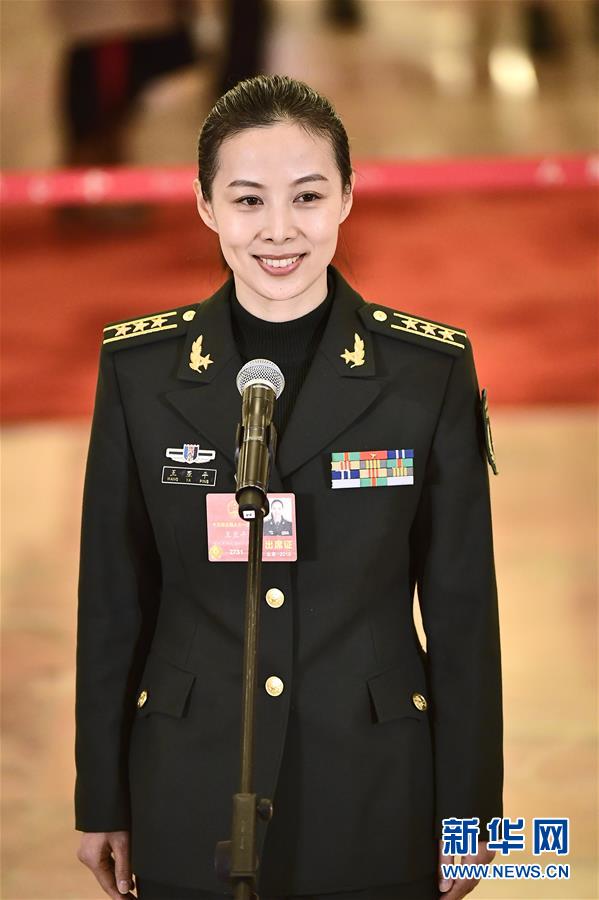 （兩會(huì)&middot;人大開(kāi)幕）（4）全國(guó)人大代表接受采訪(fǎng)