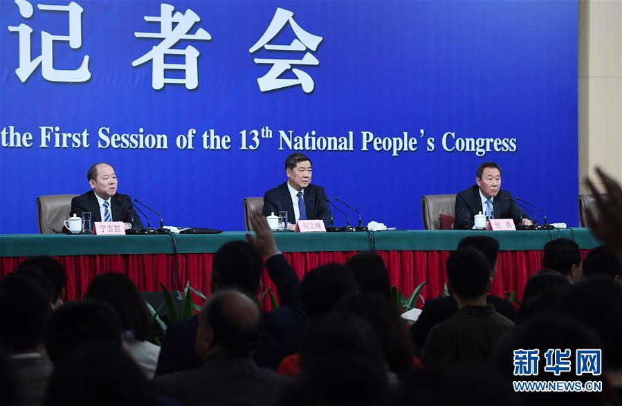 （兩會(huì)&middot;XHDW）（3）國(guó)家發(fā)改委主任何立峰等就&ldquo;創(chuàng)新和完善宏觀調(diào)控，推動(dòng)高質(zhì)量發(fā)展&rdquo;答記者問(wèn)