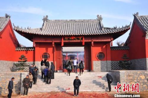 資料圖：元旦小長假期間，威海南海新區(qū)云龍山上舉辦新年廟會?！⒉?攝