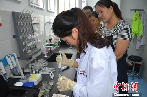 資料圖：工作人員根據(jù)消費(fèi)者要求現(xiàn)場(chǎng)檢驗(yàn)，共筑食品安全。<a target='_blank' ><p  align=