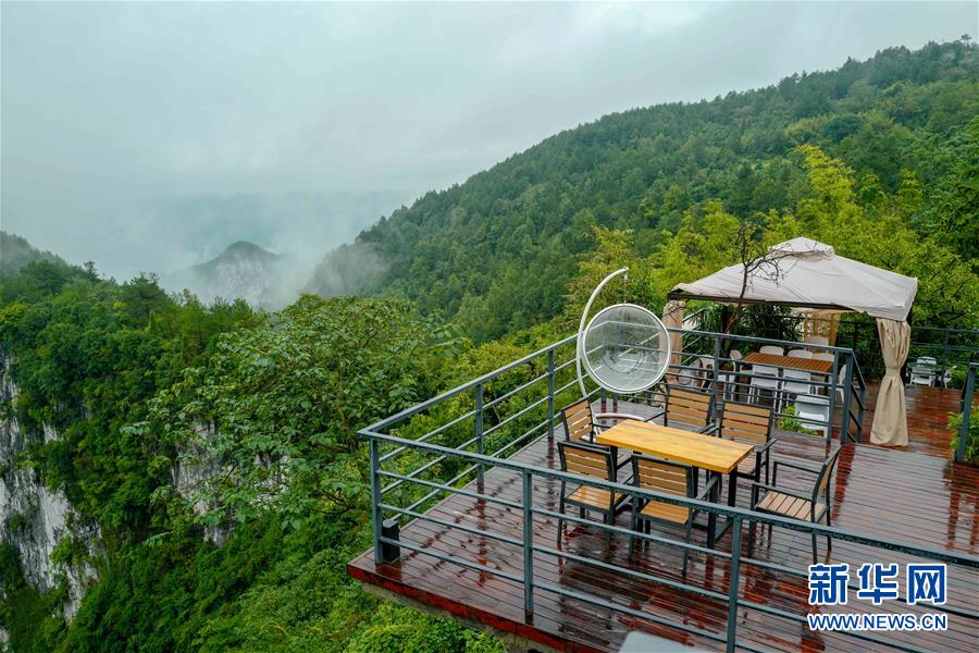 （在習(xí)近平新時代中國特色社會主義思想指引下&mdash;&mdash;新時代新作為新篇章&middot;鄉(xiāng)村振興戰(zhàn)略&middot;圖文互動）（2）掙脫&ldquo;富饒的貧困&rdquo;&mdash;&mdash;一個西部貧困區(qū)縣綠色發(fā)展之變 