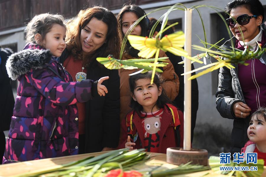 （社會）（1）外國友人在中國鄉(xiāng)村體驗民俗