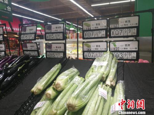 圖為超市里的蔬菜攤。正值晚間，一些菜已被人們買空。 謝藝觀 攝