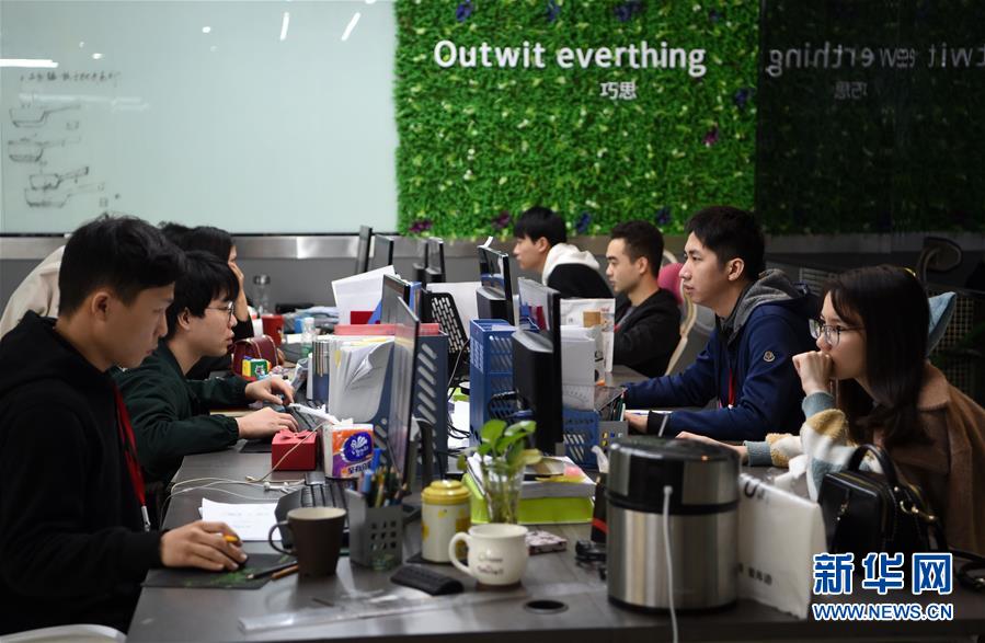 （在習(xí)近平新時(shí)代中國(guó)特色社會(huì)主義思想指引下&middot;將改革開(kāi)放進(jìn)行到底&middot;強(qiáng)國(guó)之基）（新華全媒頭條&middot;圖文互動(dòng)）（1）奮斗不停步 改革再出發(fā)&mdash;&mdash;&ldquo;四個(gè)自信&rdquo;筑牢強(qiáng)國(guó)之基