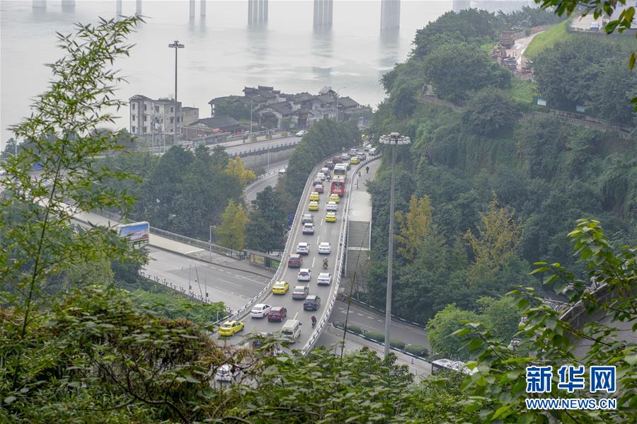 (在習近平新時代中國特色社會主義思想指引下——新時代新作為新篇章·圖文互動)(9)激活新動能 崛起新高地 塑造山水城——重慶推動高質(zhì)量發(fā)展觀察