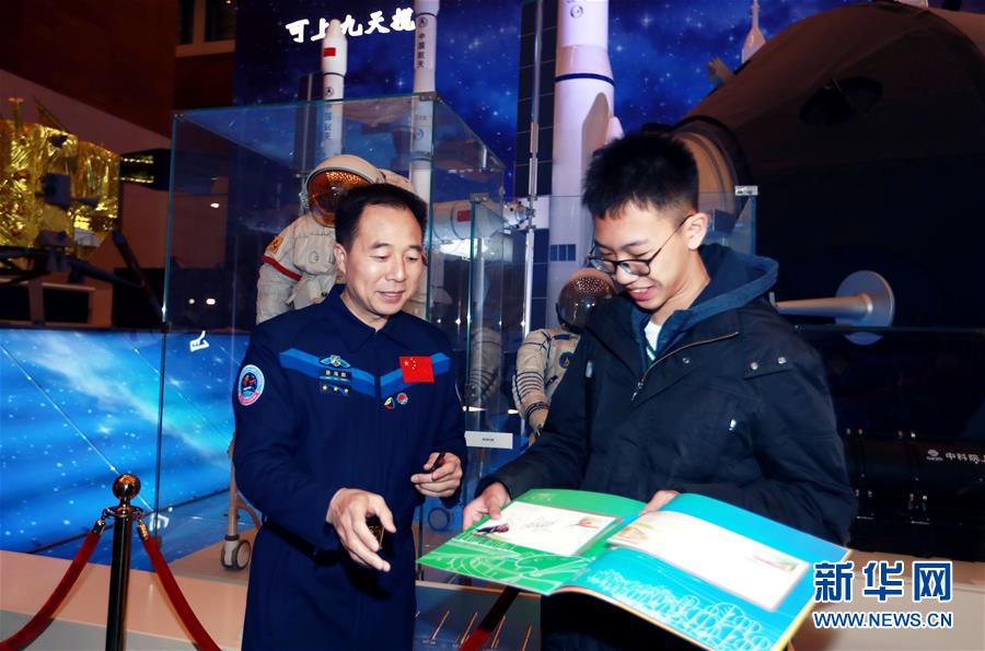 (圖文互動)(1)“偉大的變革——慶祝改革開放40周年大型展覽”迎來寒假參觀熱潮 現(xiàn)場觀眾人數(shù)突破300萬