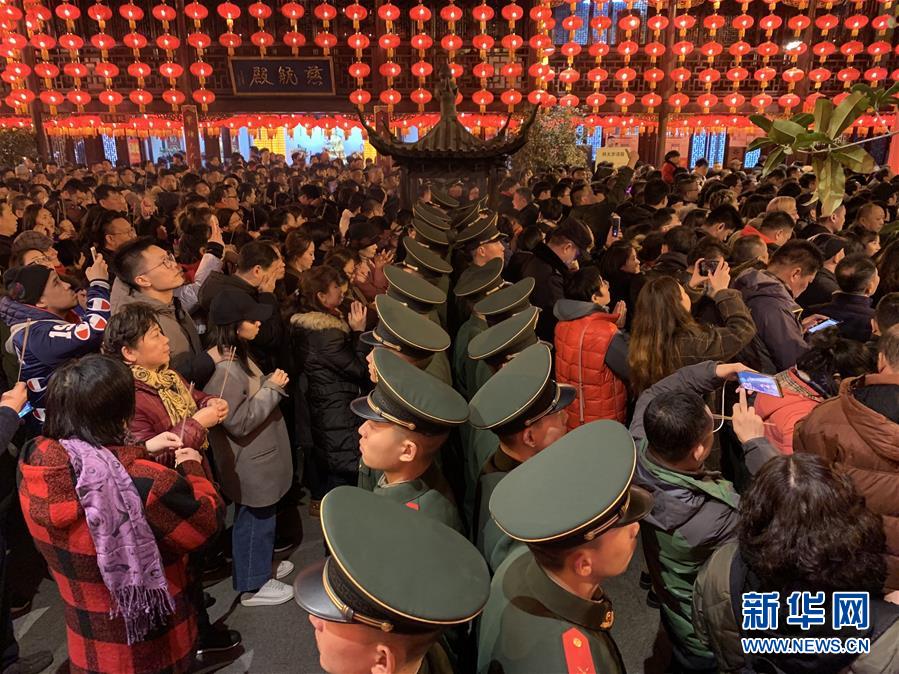 （新華全媒頭條&middot;圖文互動）（6）向祖國報(bào)告：我在戰(zhàn)位守萬家團(tuán)圓&mdash;&mdash;解放軍和武警部隊(duì)新春佳節(jié)備戰(zhàn)執(zhí)勤記事