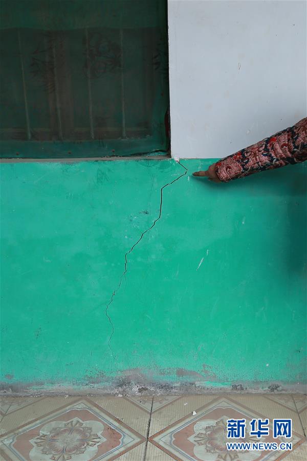 （新華視點(diǎn)&middot;圖文互動(dòng)）（4）挖掘作業(yè)距漢墓中心僅20米，村民住房出現(xiàn)裂縫&hellip;&hellip;&ldquo;造地&rdquo;如何變挖山？