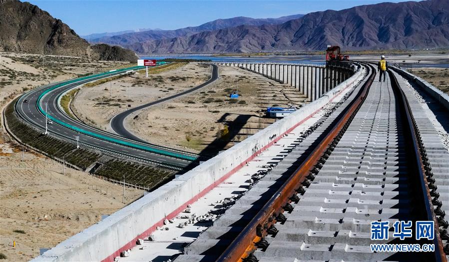 （兩會(huì)前夕看落實(shí)&middot;圖文互動(dòng)）（3）格?；ㄩ_ 幸福路寬&mdash;&mdash;西藏落實(shí)習(xí)近平總書記全國(guó)兩會(huì)重要講話精神紀(jì)實(shí)