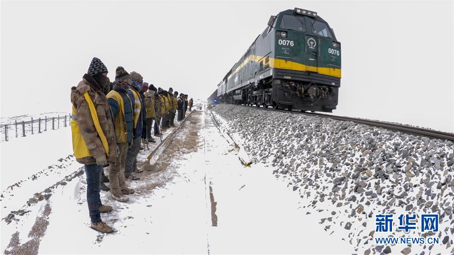 （新華全媒頭條&middot;圖文互動）（8）他們是比鋼鐵還硬的漢子&mdash;&mdash;天路之巔看不見的&ldquo;軌枕&rdquo;