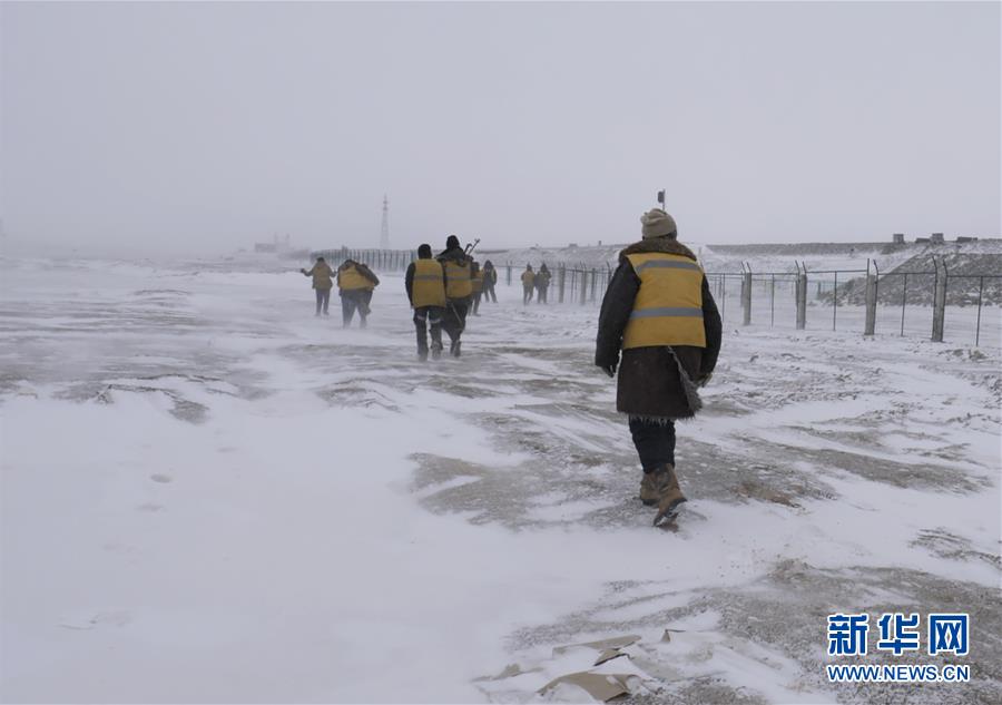 （新華全媒頭條&middot;圖文互動）（2）他們是比鋼鐵還硬的漢子&mdash;&mdash;天路之巔看不見的&ldquo;軌枕&rdquo;