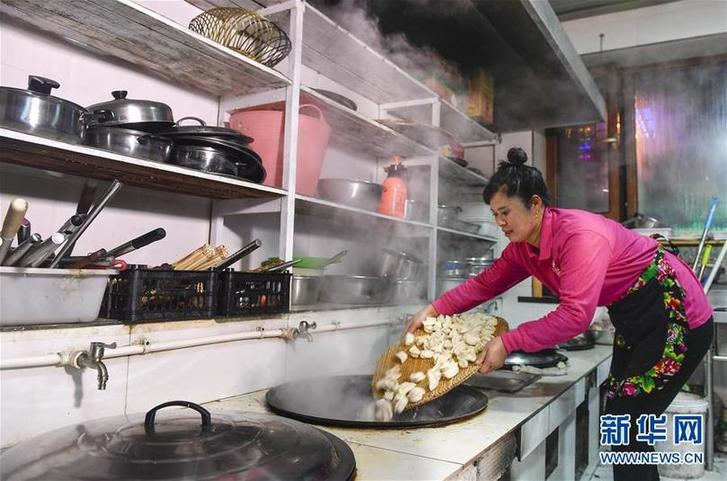 （在習(xí)近平新時(shí)代中國(guó)特色社會(huì)主義思想指引下&mdash;&mdash;新時(shí)代新作為新篇章&middot;圖文互動(dòng)）（6）三年，從無(wú)名小屯到聲名遠(yuǎn)播&mdash;&mdash;這個(gè)&ldquo;雪鄉(xiāng)&rdquo;是如何做到的？