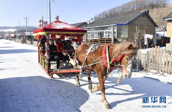 （在習(xí)近平新時(shí)代中國(guó)特色社會(huì)主義思想指引下&mdash;&mdash;新時(shí)代新作為新篇章&middot;圖文互動(dòng)）（4）三年，從無(wú)名小屯到聲名遠(yuǎn)播&mdash;&mdash;這個(gè)&ldquo;雪鄉(xiāng)&rdquo;是如何做到的？