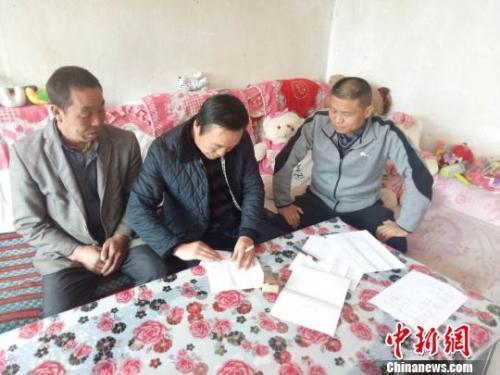 資料圖：圖為扶貧隊(duì)伍進(jìn)貧困戶里，給貧困戶宣講政策?！＄娦?攝