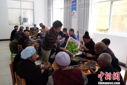 資料圖：社會福利中心吃飯的老人們。徐學練 攝。