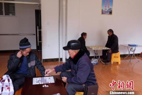 資料圖：老人們在下棋。徐學練 攝。