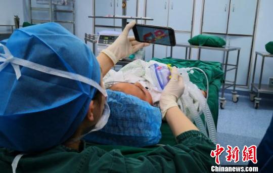 手術(shù)室里的“臨時爸媽”:游戲和安撫減輕孩子恐懼感