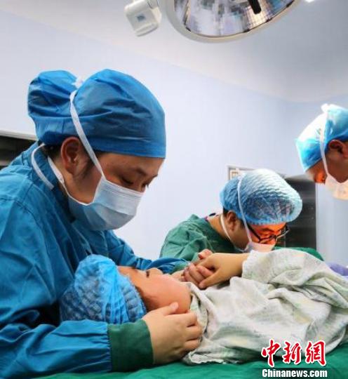 圖為:手術(shù)過程順利 鄭燕國 攝 圖為:手術(shù)過程順利 鄭燕國 攝