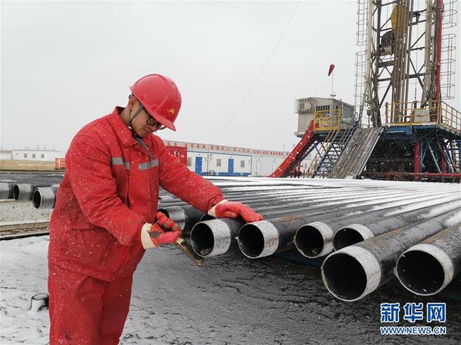 （走基層 聽(tīng)民聲&middot;圖文互動(dòng)）（2）&ldquo;條件進(jìn)步了，好作風(fēng)沒(méi)變&rdquo;&mdash;&mdash;記者夜守大慶油田1205鉆井隊(duì)