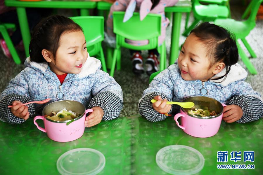 （在習(xí)近平新時代中國特色社會主義思想指引下&mdash;&mdash;新時代新作為新篇章&middot;圖文互動）（8）&ldquo;搬遷到哪里，服務(wù)就延伸到哪里&rdquo;&mdash;&mdash;貴州推進(jìn)易地扶貧搬遷&ldquo;后半篇文章&rdquo; 