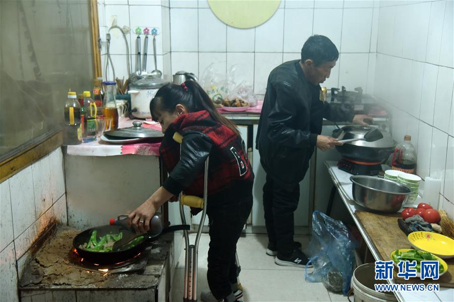 （在習(xí)近平新時代中國特色社會主義思想指引下&mdash;&mdash;新時代新作為新篇章&middot;圖文互動）（2）腳下有路 心中有志 生命有光&mdash;&mdash;殘疾夫妻&ldquo;跑贏&rdquo;脫貧沖刺