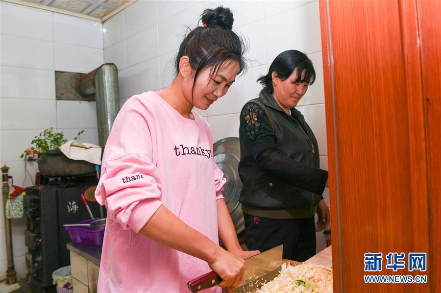 （壯麗70年&middot;奮斗新時(shí)代&middot;圖文互動(dòng)）（2）情同一家，守望相助，共奔小康&mdash;&mdash;內(nèi)蒙古興安盟巴彥敖包嘎查民族團(tuán)結(jié)見(jiàn)聞