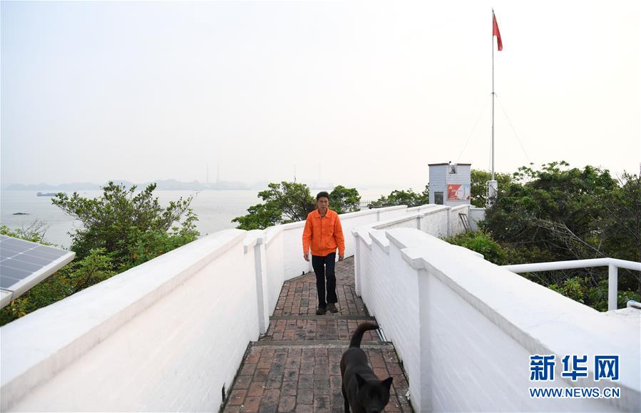 （新華全媒頭條&middot;圖文互動(dòng)）（6）守望&mdash;&mdash;記舢舨洲&ldquo;島主&rdquo;黃燦明一門四代航標(biāo)工