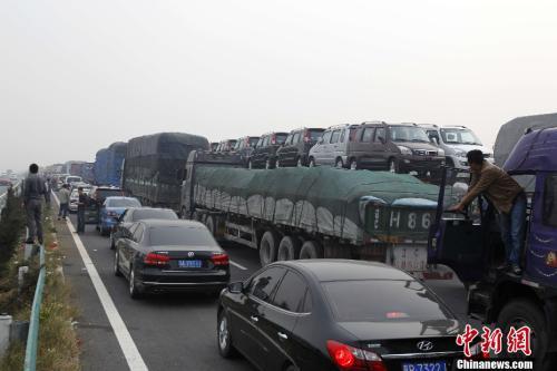 資料圖：高速擁堵不堪。<a target='_blank' ><p  align=