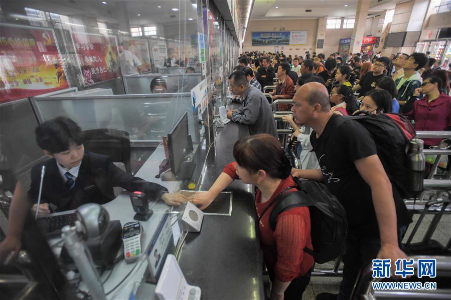 (社會(huì))(1)長(zhǎng)沙火車站迎來“五一”假期返程高峰