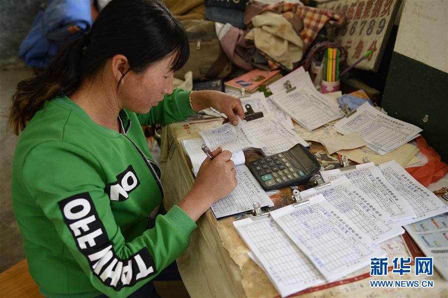 （在習(xí)近平新時(shí)代中國(guó)特色社會(huì)主義思想指引下&mdash;&mdash;新時(shí)代新作為新篇章&middot;圖文互動(dòng)）（4）云南省陸良縣：農(nóng)民給供銷(xiāo)社打&ldquo;白條&rdquo; 