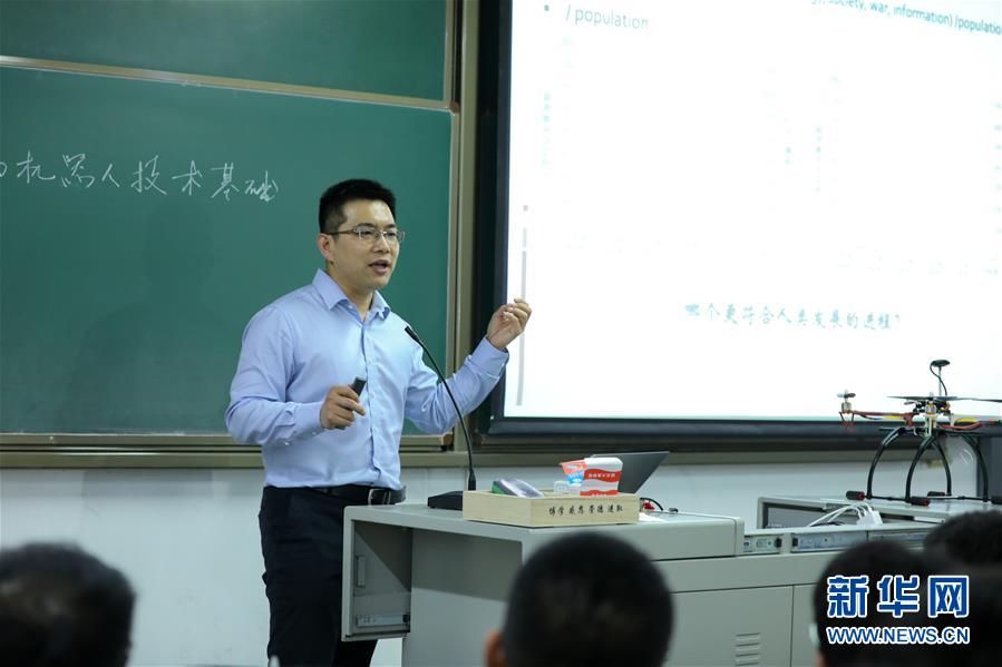 （圖文互動）（1）心懷藍天　逐夢云霄&mdash;&mdash;記天津大學教授、一飛智控創(chuàng)始人齊俊桐