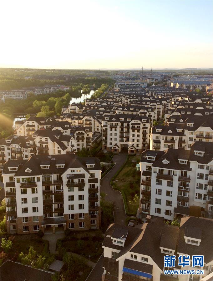 （在習(xí)近平新時代中國特色社會主義思想指引下&mdash;&mdash;新時代新作為新篇章&middot;圖文互動）（2）在這里，遇見&ldquo;詩和遠(yuǎn)方&rdquo;&mdash;&mdash;長白山下&ldquo;第一鎮(zhèn)&rdquo;的全域旅游實(shí)踐