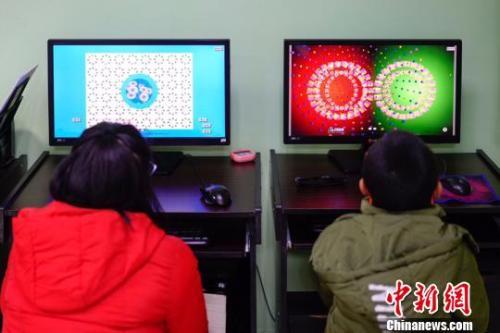 資料圖：圖為兩名兒童檢查視力。賀俊怡 攝