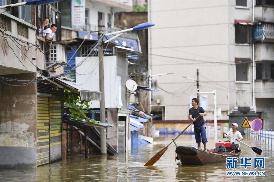 （抗洪搶險&middot;圖文互動）（1）洪水來時，那暖心的民間救援