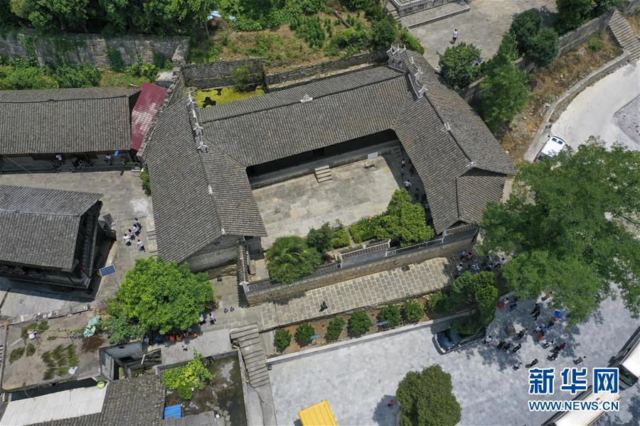 （壯麗70年&middot;奮斗新時(shí)代&mdash;&mdash;記者再走長(zhǎng)征路&middot;圖文互動(dòng)）（2）手捧棉被憶紅軍：走了那么多年，我們都念他們的好