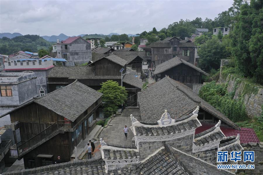 （壯麗70年&middot;奮斗新時(shí)代&mdash;&mdash;記者再走長(zhǎng)征路&middot;圖文互動(dòng)）（3）手捧棉被憶紅軍：走了那么多年，我們都念他們的好