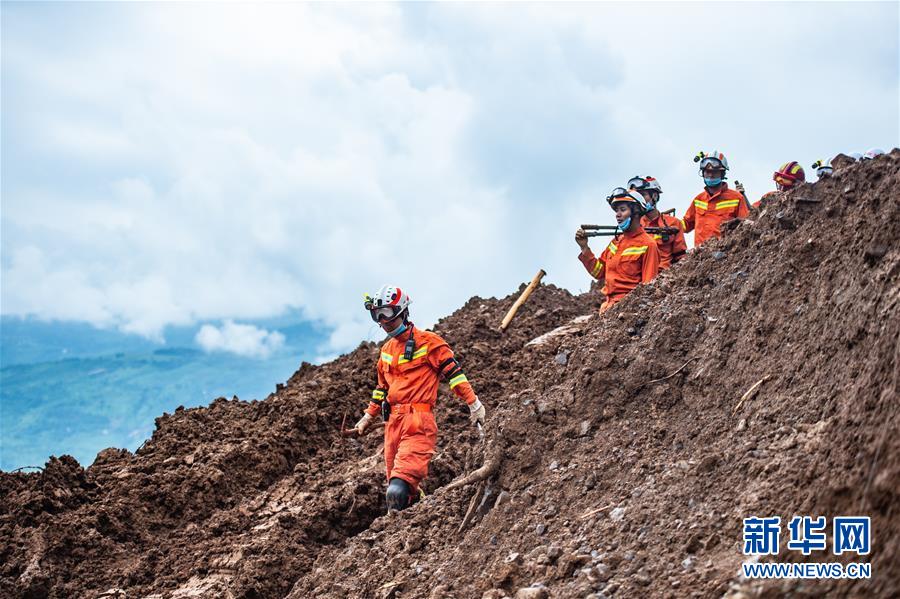 （新華全媒頭條&middot;圖文互動(dòng)）（3）有一絲希望，就盡百倍努力&mdash;&mdash;貴州水城&ldquo;7&middot;23&rdquo;特大山體滑坡72小時(shí)救援紀(jì)實(shí)