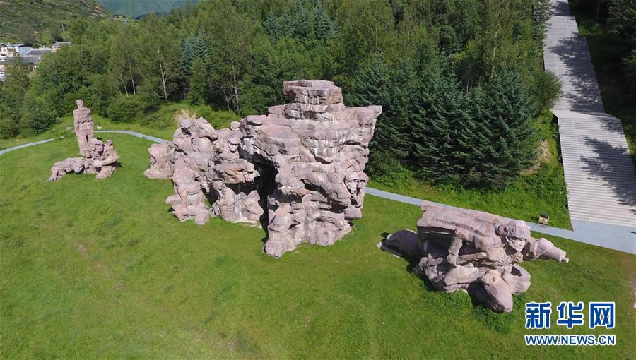 （壯麗70年&middot;奮斗新時(shí)代&mdash;&mdash;記者再走長征路&middot;圖文互動）（2）記者手記：紀(jì)念碑下的隨想