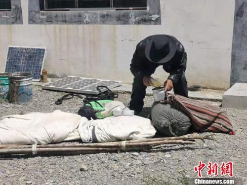 圖為黨確桑布展示以前巡邊時(shí)要帶的東西。 謝藝觀 攝