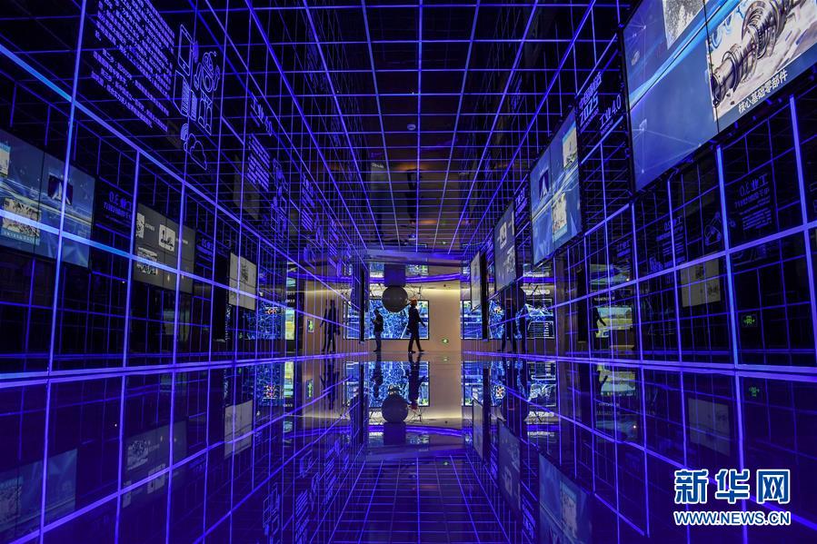 （壯麗70年&middot;奮斗新時(shí)代&mdash;&mdash;共和國發(fā)展成就巡禮&middot;圖文互動(dòng)）（6）旭日映天山　邊疆展新顏&mdash;&mdash;新中國成立70年新疆改革發(fā)展巡禮