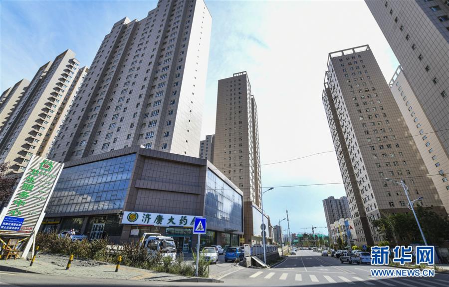 （壯麗70年&middot;奮斗新時(shí)代&mdash;&mdash;共和國發(fā)展成就巡禮&middot;圖文互動(dòng)）（10）旭日映天山　邊疆展新顏&mdash;&mdash;新中國成立70年新疆改革發(fā)展巡禮