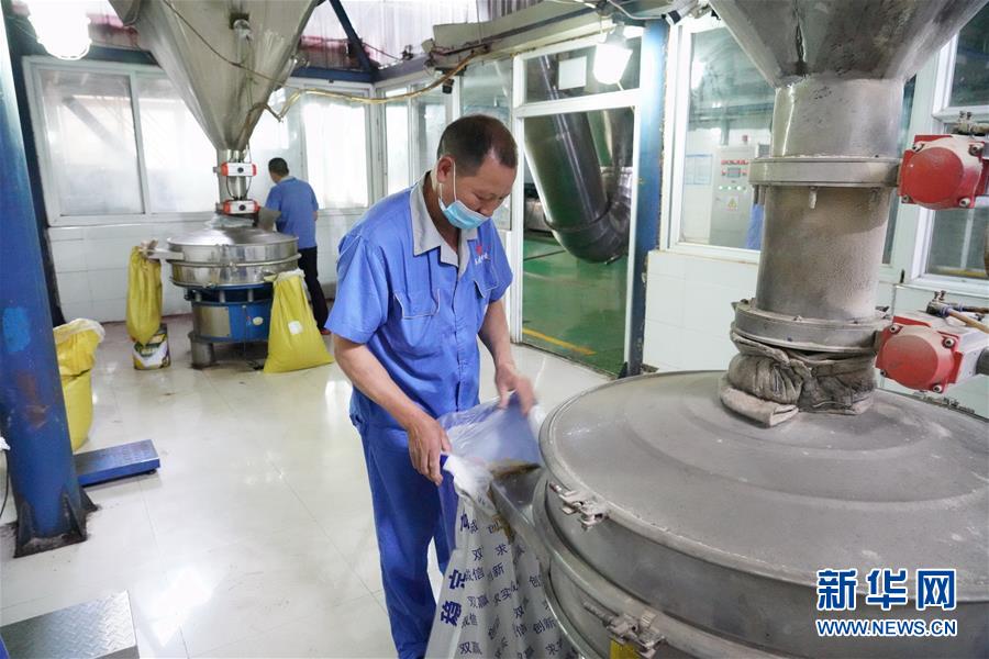 （在習(xí)近平新時(shí)代中國特色社會(huì)主義思想指引下&mdash;&mdash;新時(shí)代新作為新篇章&middot;總書記關(guān)心的百姓身邊事&middot;圖文互動(dòng)）（2）大污染變身&ldquo;大寶藏&rdquo;：治理畜禽糞污，他們這樣干！