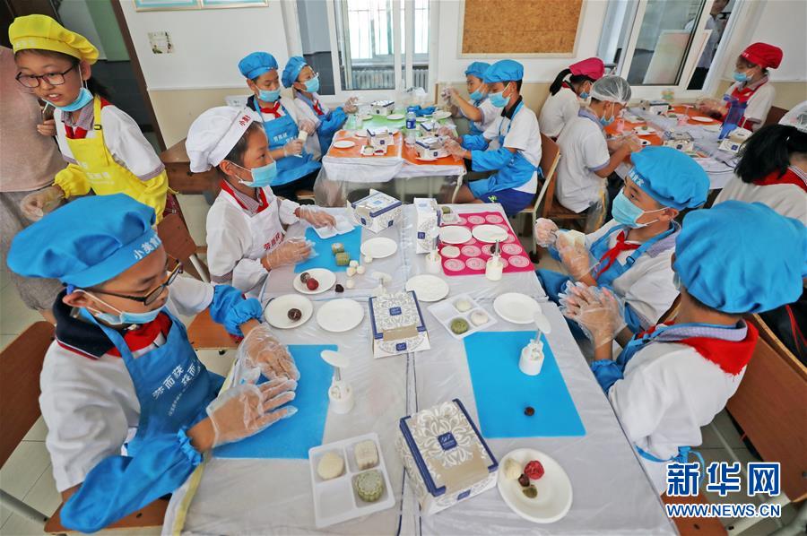 （在習(xí)近平新時(shí)代中國(guó)特色社會(huì)主義思想指引下&mdash;&mdash;新時(shí)代新作為新篇章&middot;總書記關(guān)心的百姓身邊事&middot;圖文互動(dòng)）（1）&ldquo;媽媽第一次吃到我做的菜時(shí)高興得哭了&rdquo;&mdash;&mdash;中國(guó)孩子在勞動(dòng)教育中健康成長(zhǎng)