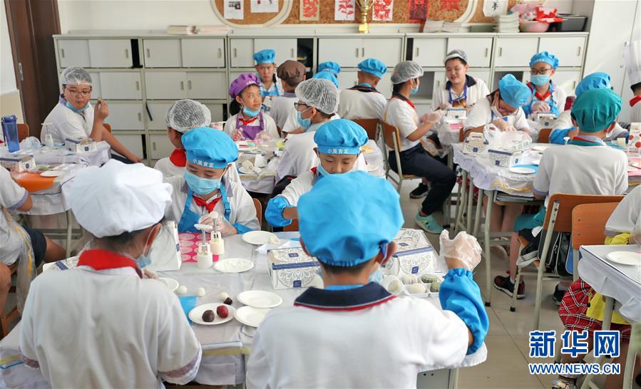 （在習(xí)近平新時(shí)代中國(guó)特色社會(huì)主義思想指引下&mdash;&mdash;新時(shí)代新作為新篇章&middot;總書記關(guān)心的百姓身邊事&middot;圖文互動(dòng)）（2）&ldquo;媽媽第一次吃到我做的菜時(shí)高興得哭了&rdquo;&mdash;&mdash;中國(guó)孩子在勞動(dòng)教育中健康成長(zhǎng)