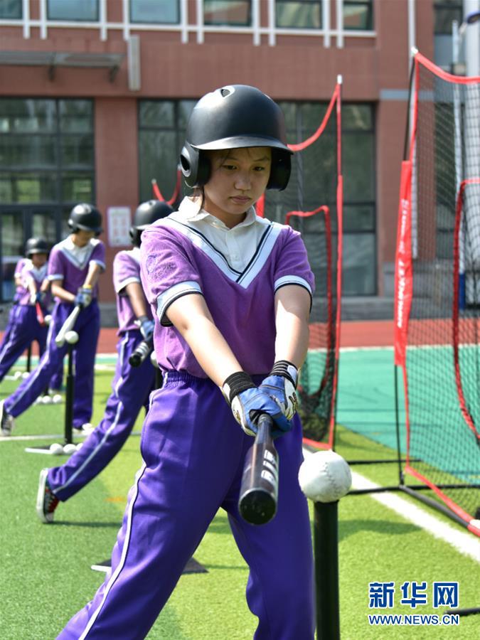 （體育&middot;圖文互動）（3）（在習(xí)近平新時代中國特色社會主義思想指引下&mdash;&mdash;新時代新作為新篇章&middot;總書記關(guān)心的百姓身邊事）奔跑吧，少年！&mdash;&mdash;體育讓孩子們插上強壯的翅膀（配本社同題文字稿）