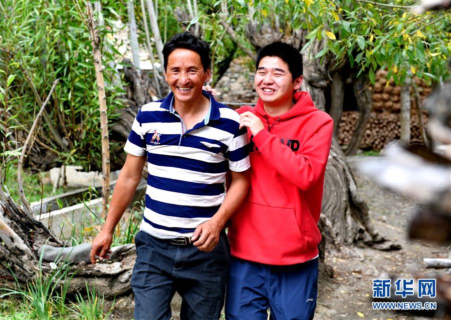 （在習(xí)近平新時代中國特色社會主義思想指引下&mdash;&mdash;新時代新作為新篇章&middot;總書記關(guān)心的百姓身邊事&middot;圖文互動)（3）&ldquo;我走進(jìn)大山，是為了讓你走出大山&rdquo;&mdash;&mdash;大學(xué)生支教故事