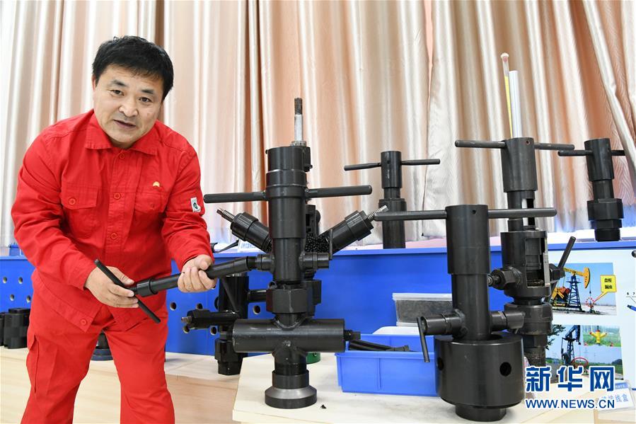 （圖文互動(dòng)）（1）當(dāng)好標(biāo)桿旗幟 建設(shè)百年油田&mdash;&mdash;寫(xiě)在大慶油田發(fā)現(xiàn)60周年之際