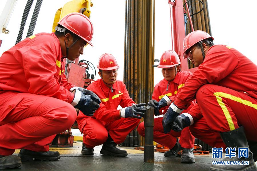 （圖文互動(dòng)）（5）當(dāng)好標(biāo)桿旗幟 建設(shè)百年油田&mdash;&mdash;寫(xiě)在大慶油田發(fā)現(xiàn)60周年之際
