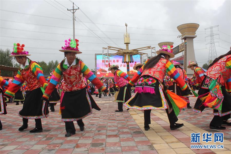 （集中連片特困地區(qū)貧困村調(diào)研行&middot;圖文互動(dòng)）（2）搬下山天地寬　真脫貧笑開顏&mdash;&mdash;青?；ブ磷遄灾慰h班彥村脫貧調(diào)查 